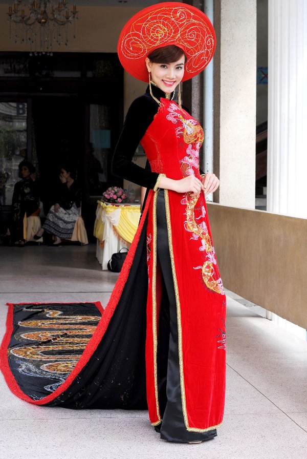 Người đẹp Trang Nhung diện lại chiếc áo dài 13,6 m từng được nhà thiết kế Nhật Dũng thực hiện mừng kỷ niệm 1000 năm Thăng Long - Hà Nội (Theo Ngôi Sao)