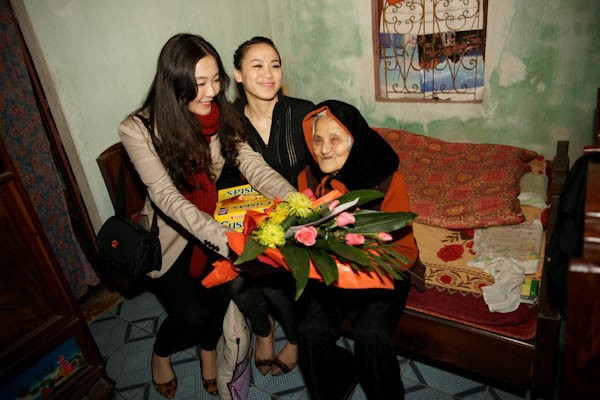 Nụ cười móm mém hạnh phúc của mẹ VN anh hùng khi nhận bó hoa tươi thắm của Thùy Trang.