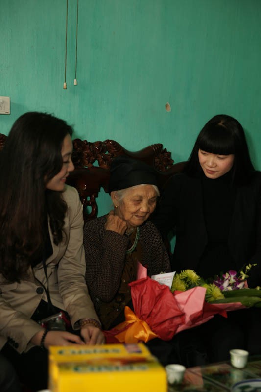 Người đẹp Thùy Trang trò chuyện ân cần với 1 bà mẹ VN anh hùng.