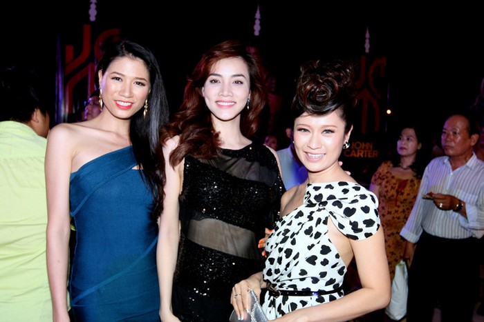 Người đẹp Thanh Thúy, Trang Nhung và Trang Trần tươi cười tham dự buổi chiếu phim.