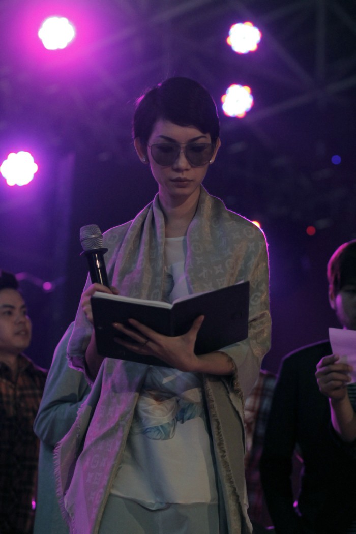 Siêu mẫu Xuân Lan có mặt tại chương trình chỉ đạo màn trình diễn thời trang.