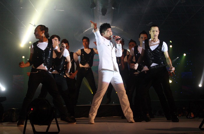 Ca sỹ Minh Quân ấn tượng với trang phục trắng từ đầu tới chân. >>Cùng sự kiện: 5 vũ công nam đi giày cao gót, nhảy bốc lửa