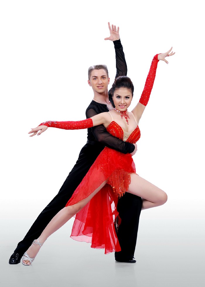 Diễn viên Vân Trang và Vasil Stoyanov Yovchev, số báo danh 08 >> Bước nhảy Hoàn vũ 2012 công bố hình ảnh 10 cặp thí sinh >> Nam Thành bế bổng nữ vũ công nước ngoài