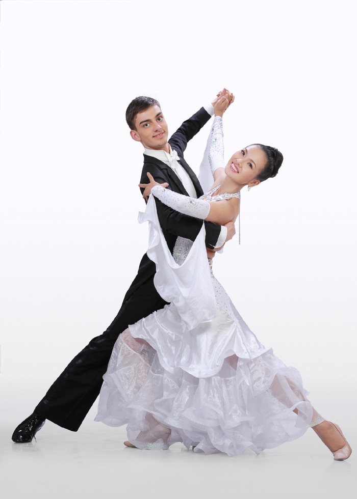 Người mẫu - diễn viên Anh Thư và Teodor Mitkov Zlatarev, số báo danh 01 >> Bước nhảy Hoàn vũ 2012 công bố hình ảnh 10 cặp thí sinh >> Nam Thành bế bổng nữ vũ công nước ngoài