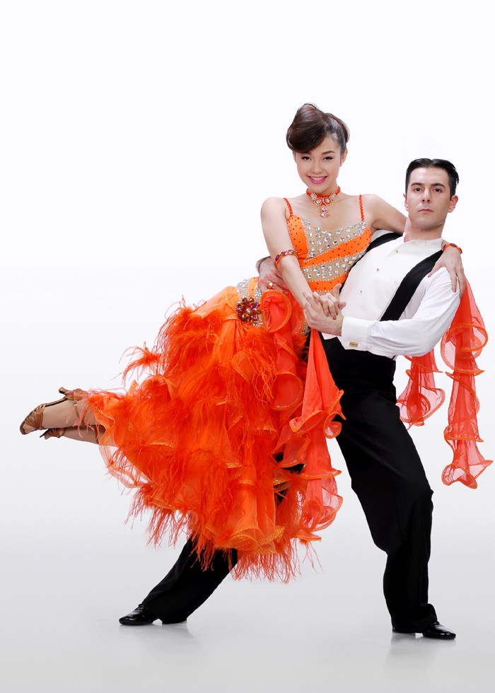 Ca sĩ Minh Hằng và Atanas Georgiev Malamov, số báo danh 10 >> Bước nhảy Hoàn vũ 2012 công bố hình ảnh 10 cặp thí sinh >> Nam Thành bế bổng nữ vũ công nước ngoài