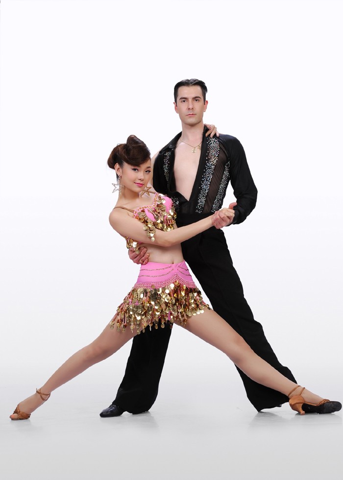 Ca sĩ Minh Hằng và Atanas Georgiev Malamov, số báo danh 10 >> Bước nhảy Hoàn vũ 2012 công bố hình ảnh 10 cặp thí sinh >> Nam Thành bế bổng nữ vũ công nước ngoài