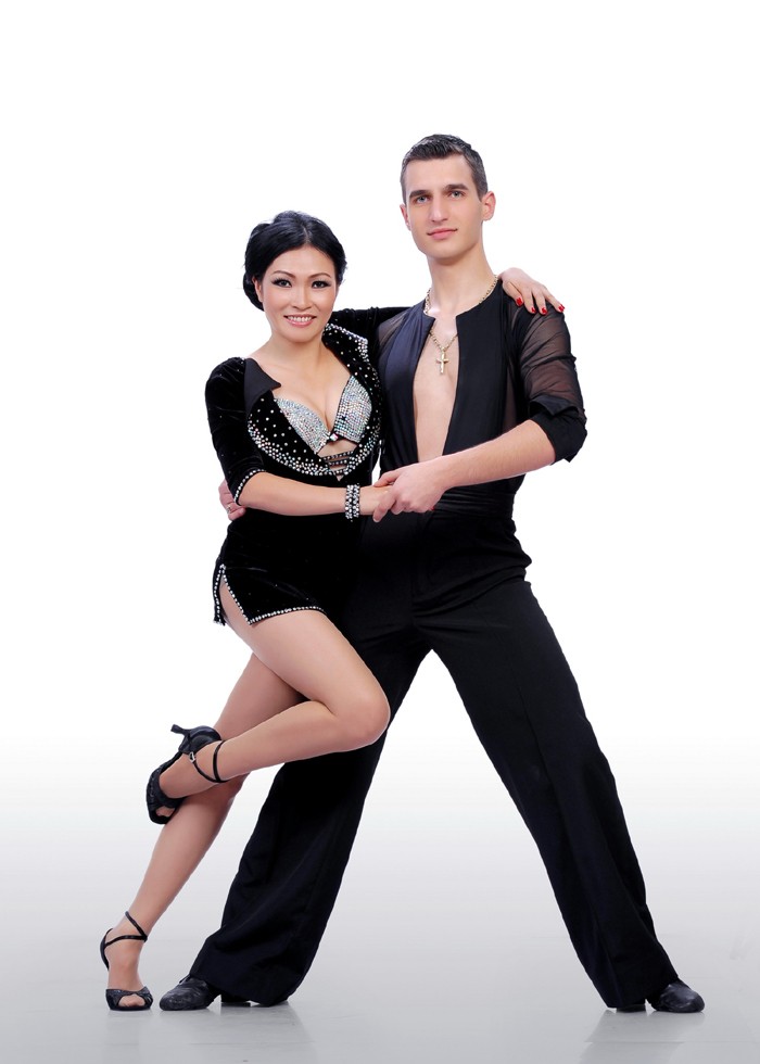 Ca sĩ Phương Thanh và Ivan Nedyalkov Raikov, số báo danh 03 >> Bước nhảy Hoàn vũ 2012 công bố hình ảnh 10 cặp thí sinh >> Nam Thành bế bổng nữ vũ công nước ngoài