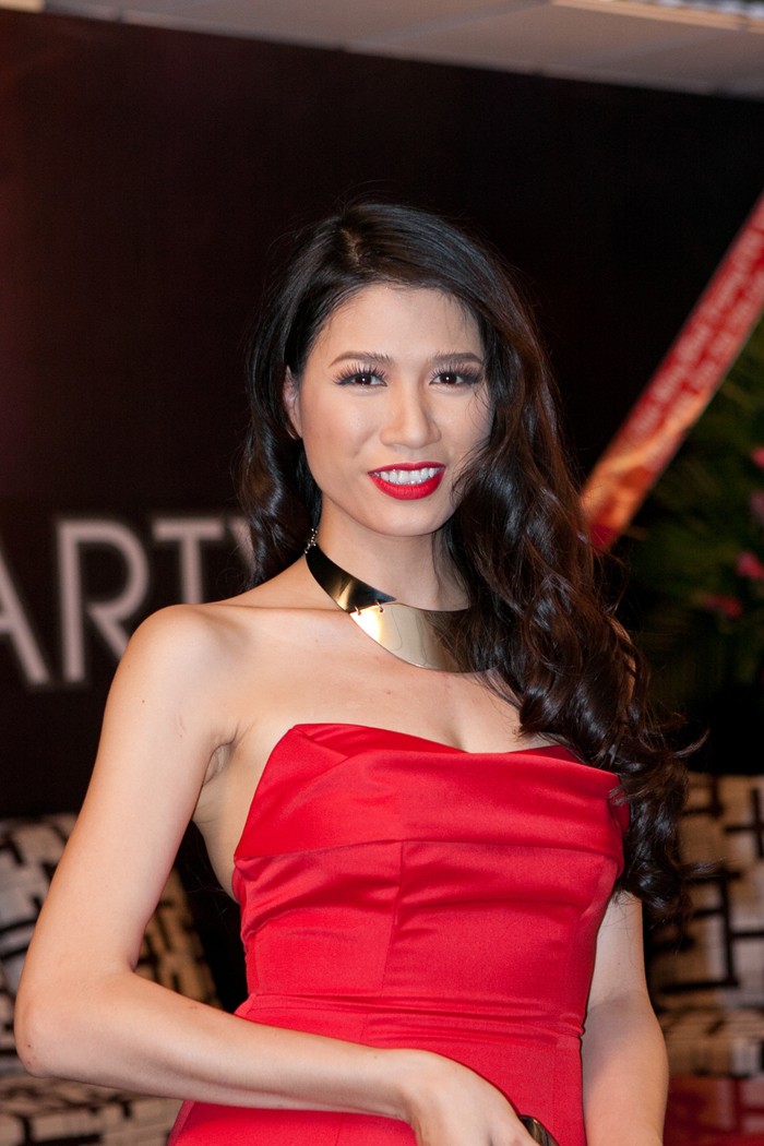 Người mẫu Trang Trần nổi bật với váy đỏ.