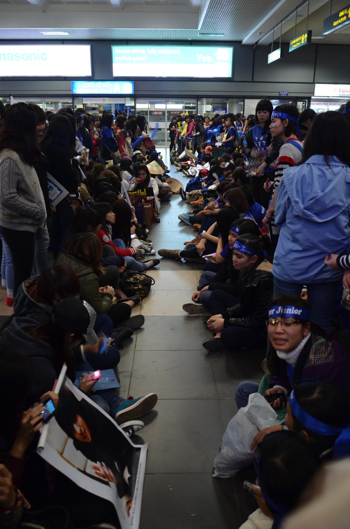 Dù có thông tin 20h20 chuyến bay của các sao mới hạ cánh xuống Nội Bài nhưng từ 19h, các fan đã “bao vây” tất cả các đường ra của sân bay để chờ đón.