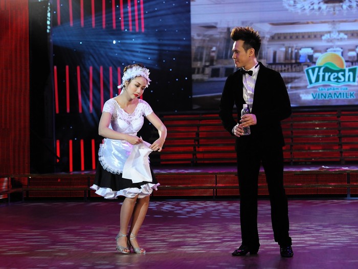 Trong bài nhảy, Nguyên Vũ hóa thân vai ông chủ còn Ốc Thanh Vân trở thành một người giúp việc