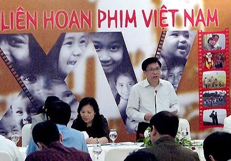 Ông Lê Ngọc Minh phát biểu trong cuộc họp báo về LHP Việt Nam 16.