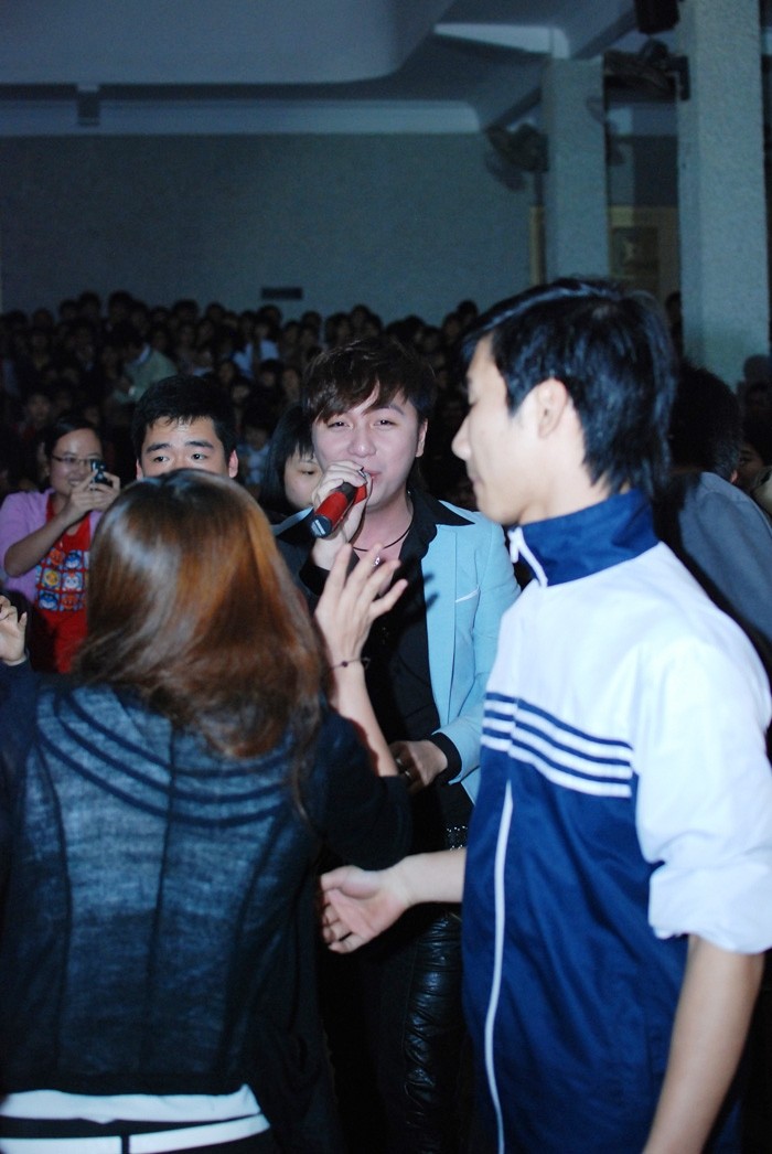 Nhiều sinh viên - cũng là fan hâm mộ hào hứng trước sự xuất hiện bất ngờ của Minh Vương.