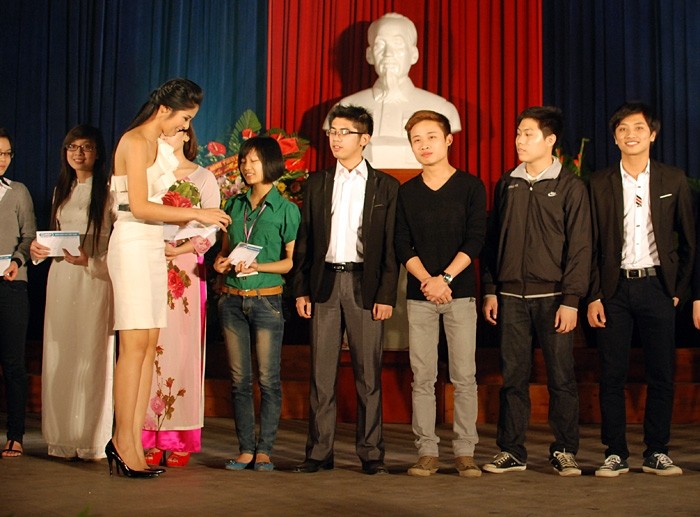 Sự xuất hiện của Hoa hậu được các sinh viên chào đón nồng nhiệt.