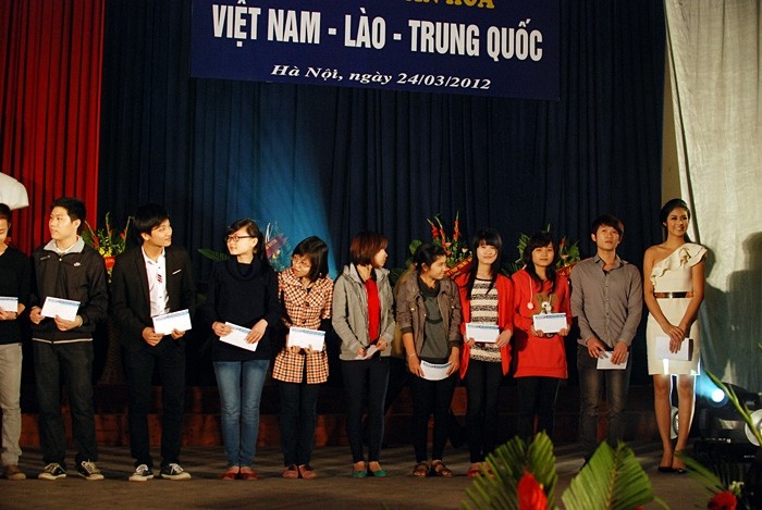 Trước phần biểu diễn của Minh Vương, Hoa hậu Ngọc Hân đã đại diện cho Báo Giáo dục Việt Nam lên trao những suất học bổng giá trị cho các sinh viên suất xắc.