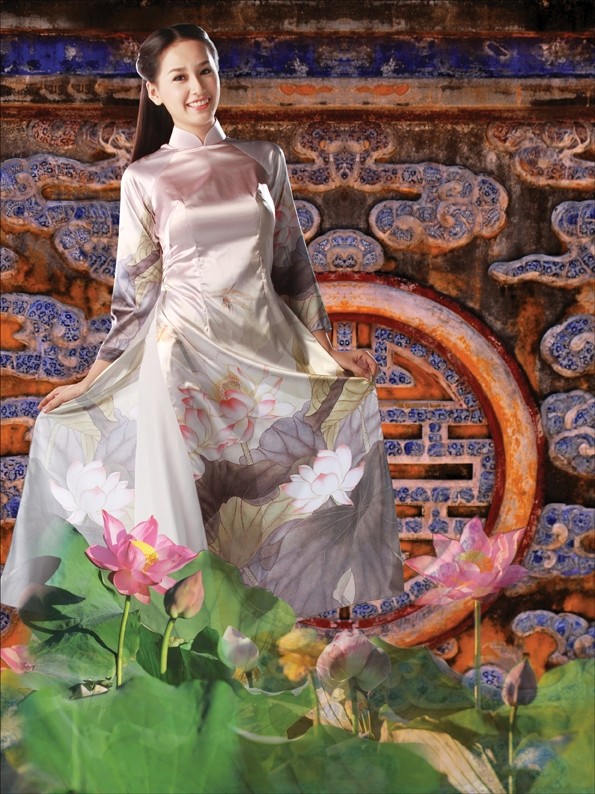Hoa hậu Mai Phương Thúy xinh tươi với áo dài trắng. Năm 2012, Lễ hội áo dài tiếp tục hướng đến hình tượng thanh tao của Việt Nam thông qua chủ đề “Hoa sen trong hội họa”.
