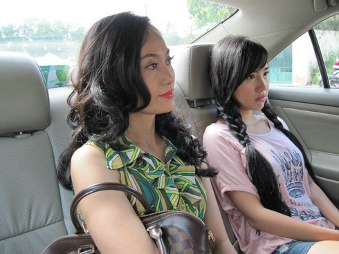Trong phim truyền hình "Tiểu thư vào bếp" dài 32 tập lên sóng trên SCTV14 từ hôm 26/3, Elly Trần đóng vai Thiên Kim - một tiểu thư đang học cấp 3, con cưng của một gia đình giàu có. Mái tóc tết hai bím khiến Elly trẻ hơn so với tuổi. Diễn viên Hạnh Thúy (trái) đóng vai mẹ cô trong phim.