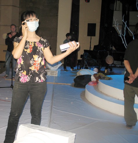 Để có được một đêm nhạc Trịnh ý nghĩa như ý, ca sỹ Ánh Tuyết tự tay trang trí sân khấu.