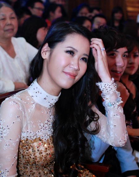 Cuộc thi Chung kết cuộc thi Duyên dáng Hà thành (Hoa khôi PTTH Hà Nội) diễn ra vào tối 1/4 tại Hà Nội. Hoa hậu thân thiện Thùy Linh cũng có mặt trong ghế ban giám khảo.