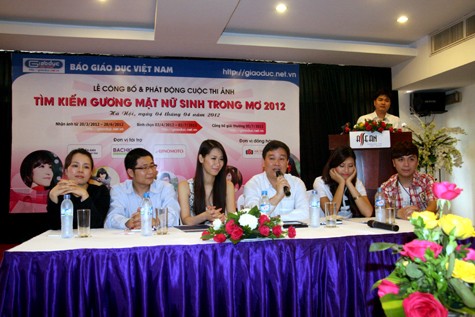 Ông Nguyễn Tiến Bình - Tổng biên tập Báo Giáo dục Việt Nam phát biểu trước báo giới về cuộc thi Tìm kiếm gương mặt nữ sinh trong mơ, chiều 4/4 tại Hà Nội.