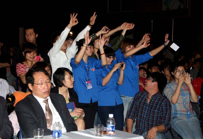 Sự hào hứng thể hiện rõ trong nụ cười của các sinh viên Nguyễn Trãi.