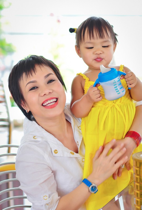 Hai mẹ con danh hài Việt Hương có những khoảnh khắc vui đùa thoải mái và tự nhiên trước ống kính.