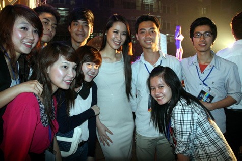 Các sinh viên trường Ngoại thương tranh thủ chụp ảnh lưu niệm với Hoa hậu.