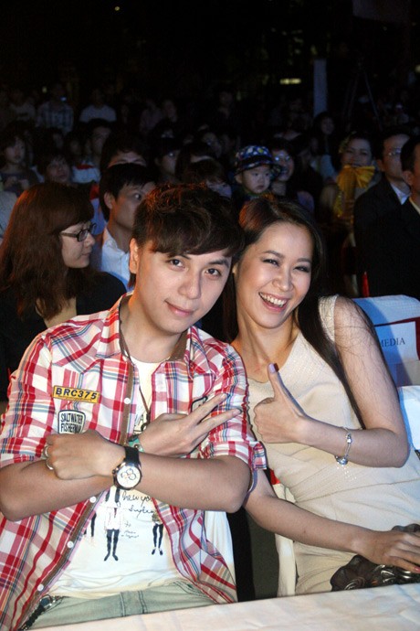 Hoa hậu Dương Thùy Linh và Minh Vương nhí nhảnh ở hàng ghế khách mời.