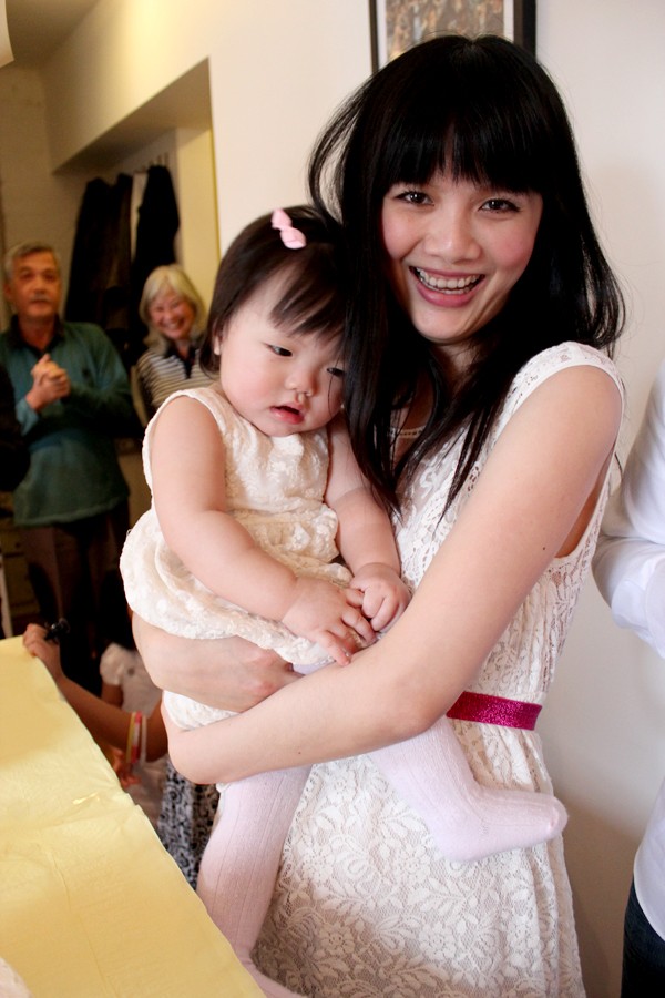 Bé Alexandra Mai - con gái Trần Vân Anh sinh ngày 8/4/2011. Cô bé vừa được bố mẹ tổ chức cho buổi tiệc kỷ niệm sinh nhật đầu tiên.