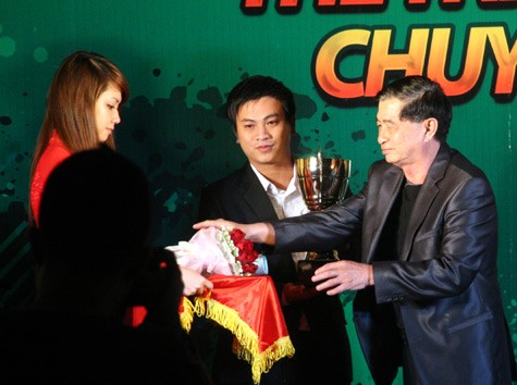 Lễ vinh danh và trao giải FIFA Online 2 Awards 2012 cho các tài năng eSports Việt. Đây là một sự kiện do Hội thể thao điện tử giải trí Việt Nam và VTC Game tổ chức.