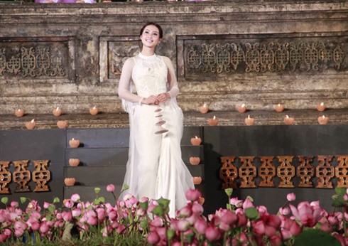 Na Uy thu hút mọi ánh nhìn với tà áo trắng thướt tha của nhà thiết kế Công Khanh. Vẻ đẹp nền nã của cô được tôn vinh với tà áo dài xuất hiện trên nền sân khấu đầy hoa sen. (Theo Vnexpress)