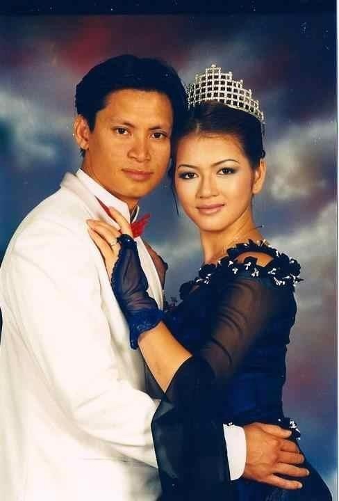 Bức ảnh cưới từ năm 2000 được cho là của Lý Nhã Kỳ.