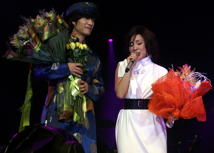 Sau khi biểu diễn xong, ca sỹ Hàn Quốc đã vào hậu trường mặc một bộ áo dài truyền thống Việt ra chào kết thúc chương trình cùng Mỹ Linh.