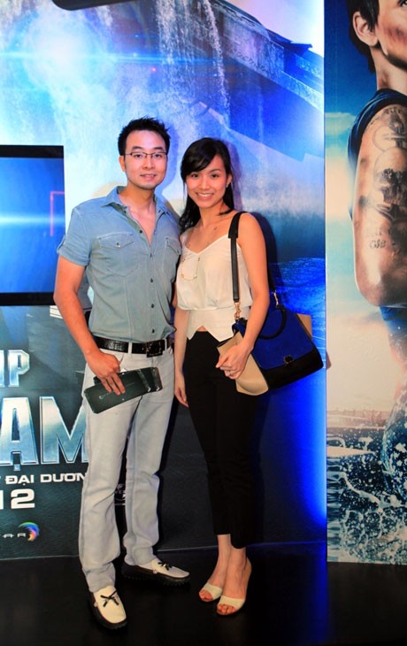 Vợ chồng Hoa hậu Thùy Lâm tham dự buổi chiếu phim.