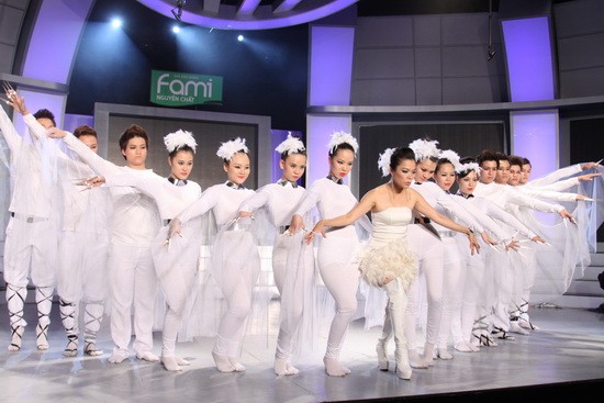 Trình diễn ca khúc Con cò, nữ ca sĩ chọn cho mình bộ đầm trắng tinh khôi. (Theo Xzone)