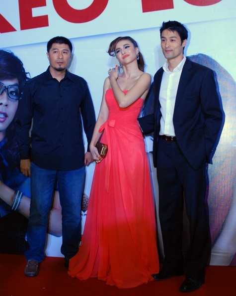 Bộ ba đạo diễn và diễn viên chính của phim là Charlie Nguyễn - Ngọc Diệp và Johnny Trí Nguyễn.
