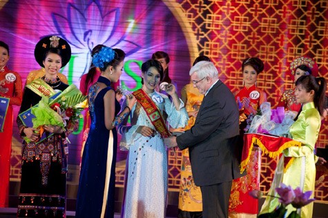 Ông Pascal Billaud – TGĐ Big C Việt Nam trao giải cho các người đẹp.