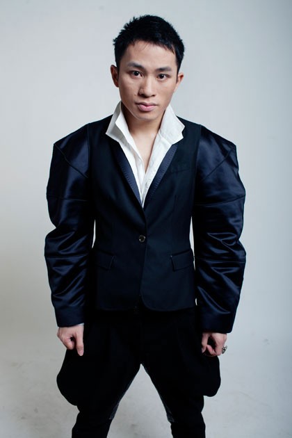 Tùng Dương là ca sỹ khách mời tại Bước nhảy hoàn vũ đêm thứ 4.