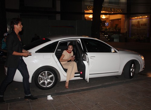 Tăng Thanh Hà đi chiếc Audi A6 màu trắng quen thuộc khi đến tham dự lễ trao giải HTV Awards, tối 14/4.