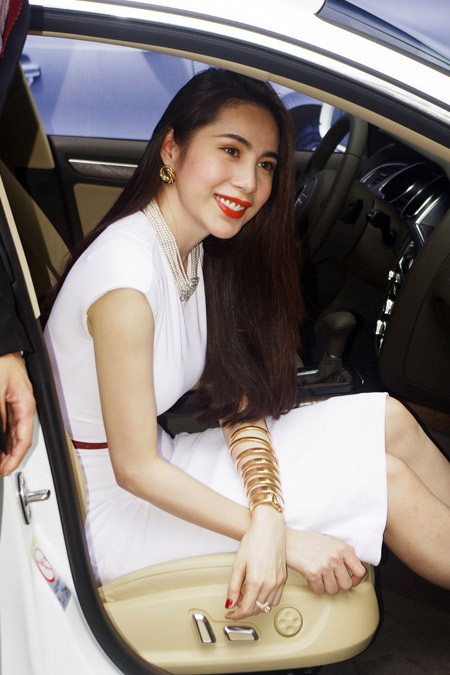 Thủy Tiên cùng chồng sắp cưới Công Vinh trở thành đại sứ cho một dòng xe tại TP HCM. Cặp nghệ sĩ tham dự sự kiện của hãng vào ngày 16/4 tại TP HCM.