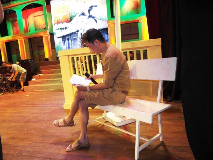 Hình ảnh đời thường của Đàm Vĩnh Hưng chiều 21/4, khi anh đang chuẩn bị cho liveshow Tuổi hồng thơ ngây tại nhà hát TP.HCM.