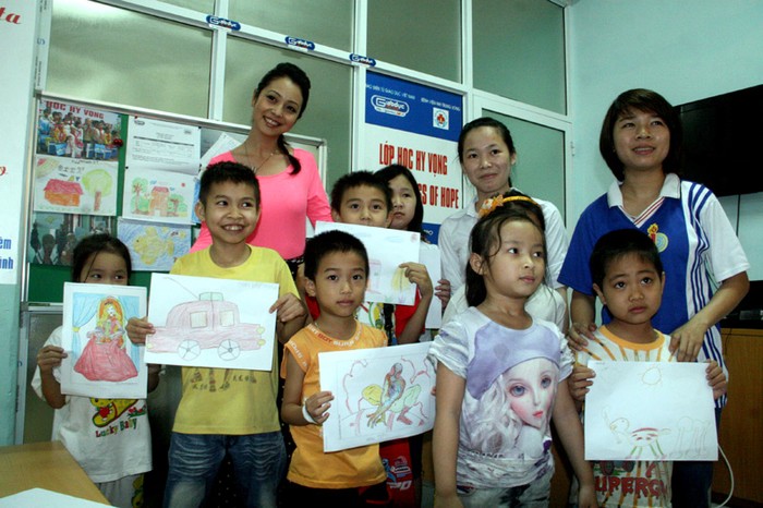 Đây là lần thứ 2, Jennifer Phạm trở lại Lớp học Hy Vọng trong bệnh viện nhi TW do Báo Giáo dục Việt Nam kết hợp với bệnh viện mở ra dành cho các bé phải điều trị lâu dài không có điều kiện đến trường.