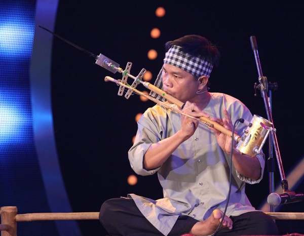 Kiều Văn Thanh với tài năng chơi nhạc cụ tự chế.