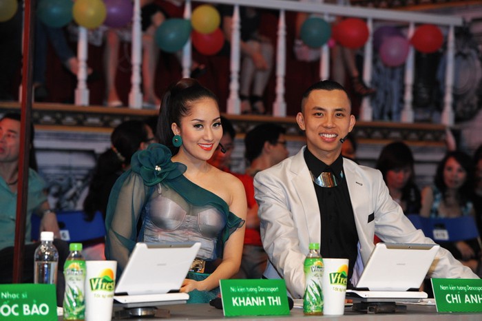 Do chương trình có thêm một nữ giám khảo nên Khánh Thi và Chí Anh lần đầu tiên ngồi sát nhau trong Bước nhảy hoàn vũ.