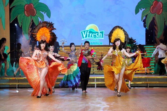Cũng trong đêm thi này, biên đạo múa Trần Ly Ly trở thành nữ giám khảo di động đầu tiên của chương trình Bước Nhảy Hoàn Vũ 2012.