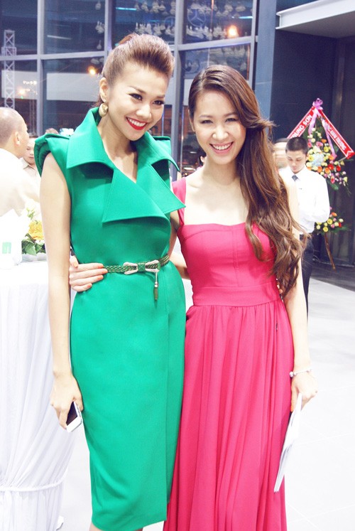 Trong một sự kiện tổ chức tại Đà Nẵng mới đây, Hoa hậu Dương Thùy Linh nổi bật với chiếc đầm dài màu hồng thật nữ tính và quyến rũ.