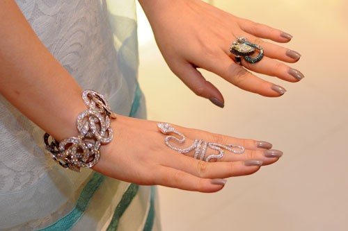 Cận cảnh chiếc vòng hình con rắn tinh xảo của Lý Nhã Kỳ được làm từ kim cương trắng và xanh.