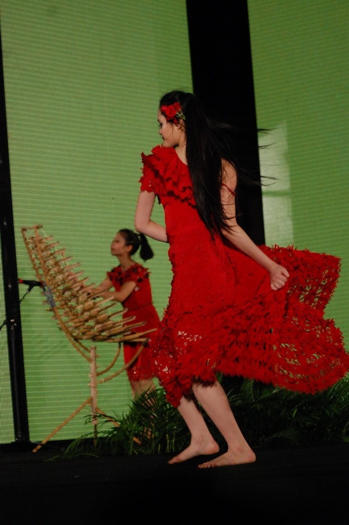 Một người mẫu trẻ Hà Nội ra sân khấu với chiếc váy đỏ nổi bật...