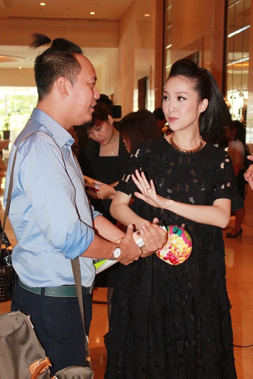 Linh Nga kết hôn từ cuối năm 2010. Theo chồng nhưng con gái cưng của cặp đôi nghệ sĩ múa Vương Linh - Đặng Hùng không hề bỏ cuộc chơi. Cô vẫn thường xuyên góp mặt trong những sự kiện lớn nhỏ của làng giải trí.