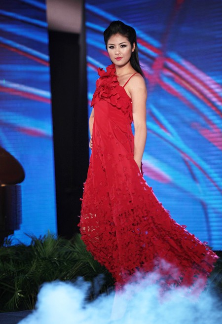 Cùng với Diễm Hương, Hoa hậu Việt Nam 2010 Ngọc Hân là người mẫu "đinh" của chương trình.