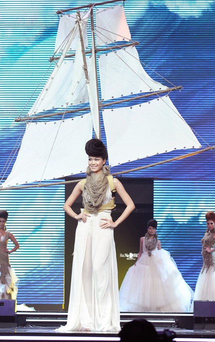 Xuất hiện ấn tượng trong phần trình diễn thời trang tại Lung linh sắc Việt tối qua (28/4), HH Thùy Dung vác cả cánh buồm trên vai.